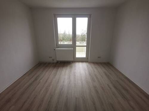 Wohnzimmer mit Balkon - 3 Zimmer Etagenwohnung zur Miete in Merseburg