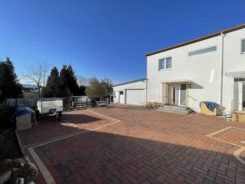 Hauseingang und Garage - 