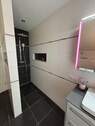 großzügige Dusche - 