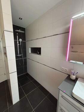 großzügige Dusche - 