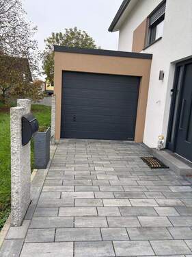 Garage mit Stellplatz - 