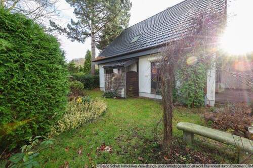 9 Terrasse und Holzlager im Garten - 