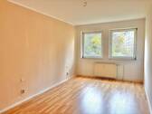 Helles Schlafzimmer - 2 Zimmer Etagenwohnung zum Kaufen in Berlin