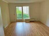 Helles Wohnzimmer mit Balkon - Etagenwohnung mit 68,00 m&sup2; in Berlin zum Kaufen