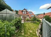  Haus vom Garten aus mit Gaube - Freistehendes Einfamilienhaus in zentraler und ruhiger Lage mit gepflegtem Garten.