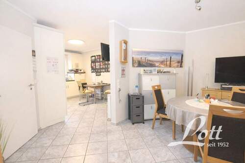 Blick vom Wohnzimmer in die Küche - 