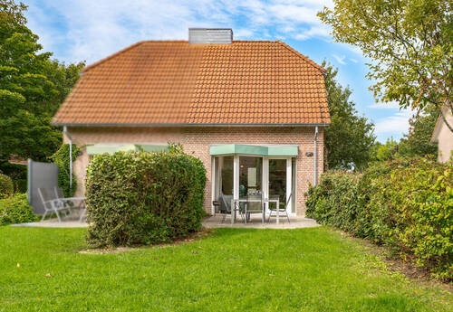 Rückseite mit Garten und Terrasse - 