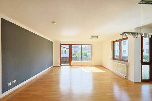 Großer, lichtdurchfluteter Wohnbereich - Helle 4,5-Zimmer-Wohnung mit großem Balkon