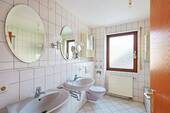 Tageslichtbad mit Badewanne und Dusche - 