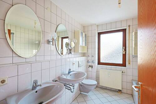 Tageslichtbad mit Badewanne und Dusche - 
