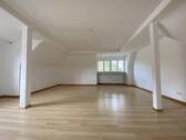 Wohnzimmer - Großzügige 2-Zimmer-Wohnung mit Charme