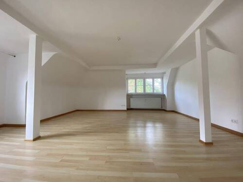 Wohnzimmer - Großzügige 2-Zimmer-Wohnung mit Charme