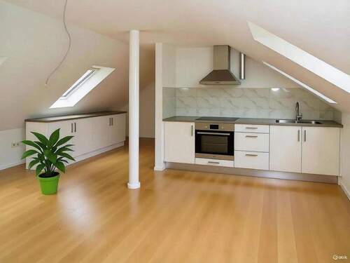 Einrichtungsbeispiel - Sehr helle, moderne DG- Wohnung in kleiner Einheit, ca. 90m² Grundfläche mit Garten und Stellplatz