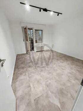 Wohnzimmer - Erstbezug nach Sanierung! 3-Zimmer-Wohnung am Hohenzollerndamm - inkl. sonniger Loggia