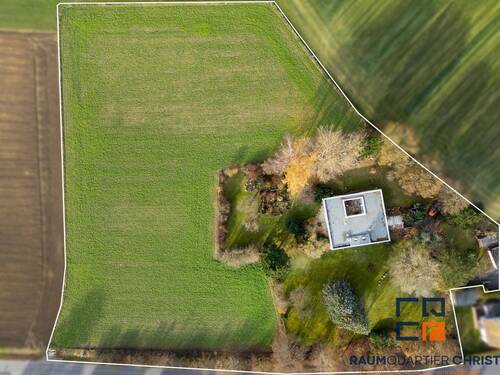 Luftaufnahme gesamtes Grundstück - Einfamilienhaus mit großen Grundstück und traumhaftem Ausblick