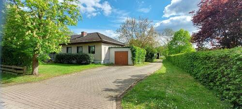 Straßenansicht - Ideal für Pferdehaltung - Einfamilienhaus, Baugrundstück, Stall und Hausweide Resthof