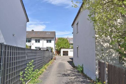 Aussenansicht Einfahrt - Grundstück in Freising zum Kaufen