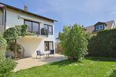 Schöner, gepflegter Garten mit Terrasse und sonnigem Balkon - Tolles Einfamilienhaus mit großer Einliegerwohnung