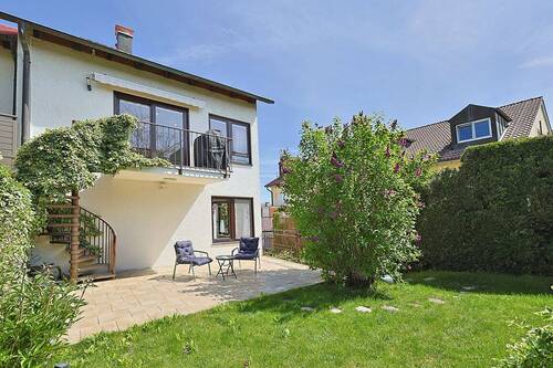 Schöner, gepflegter Garten mit Terrasse und sonnigem Balkon - Tolles Einfamilienhaus mit großer Einliegerwohnung
