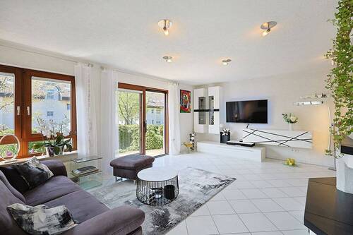 Lichtdurchfluteter Wohnbereich mit Balkon - 6 Zimmer Mehrfamilienhaus, Wohnhaus in Böblingen