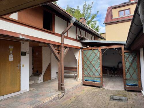Hinterhof mit Abstell-, Party- und Werkstatträumen - 