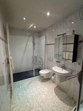 Badezimmer im Einfamilienhaus - 