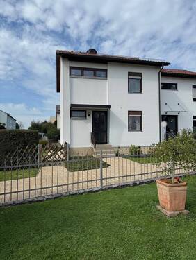 Hausansicht - 4 Zimmer Reihenendhaus zum Kaufen in Landshut