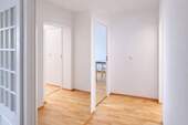 Flur - Erstbezug nach Sanierung: Helle 2-Zimmer-Wohnung mit Balkon & Aufzug - ruhig gelegen in Wilmersdorf
