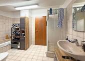 großzügiges Badezimmer - 