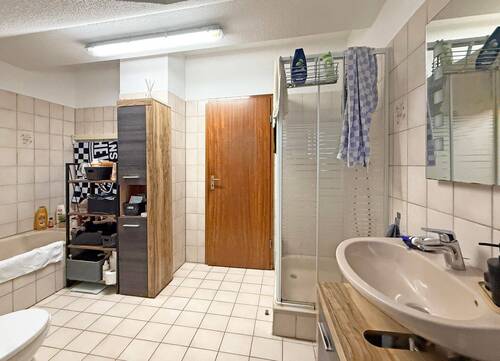 großzügiges Badezimmer - 