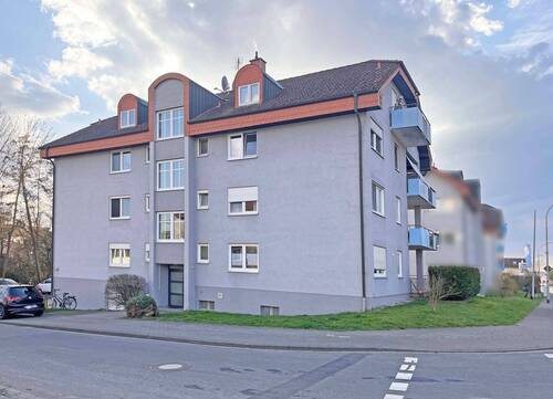 Außenansicht des Wohnhauses - Komfortabel & großzügig: Vierzimmerwohnung mit zwei Balkonen