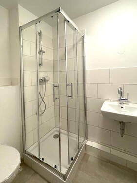 Bad mit Duschkabine + - 