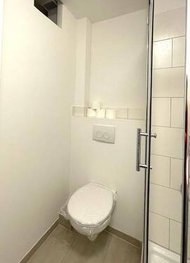 WC neben der Duschkabine - 