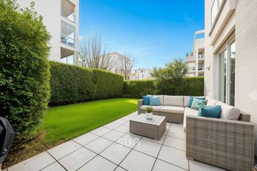 LICHTDURCHFLUTETES WOHNZIMMER - GARTENTRAUM IN RIEDBERG - Familienfreundliche 4,5-Zimmer - Zentral in Riedberg (Riedberg-Gymnasium)