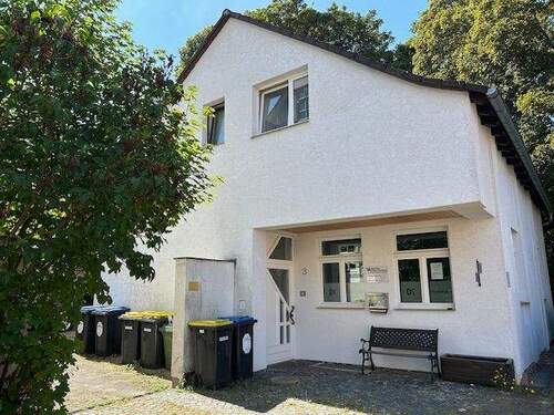 Sicht auf Wohnhaus - Ein-Zweifamilienhaus, massiv, Vollkeller, in guter Stadtrandlage (Parknähe)