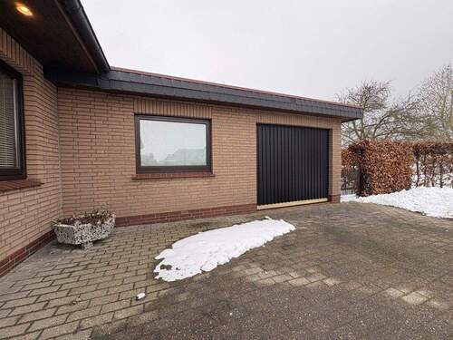 Auffahrt/ Garage - 