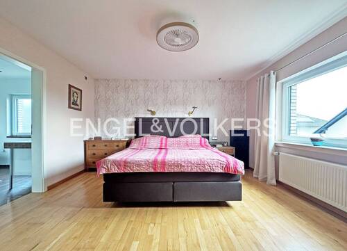 Schlafzimmer mit Bad en Suite und begehbarer Ankleide - 