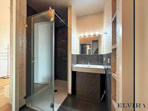Badezimmer mit moderner Dusche - 
