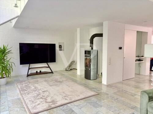 Wohnzimmer mit Zugang zur Küche und Blick zum Entrée - 
