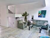 Sitzecke mit Blick auf das offene Treppenhaus - 