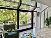 Wohnbereich mit Zugang zum Balkon - 