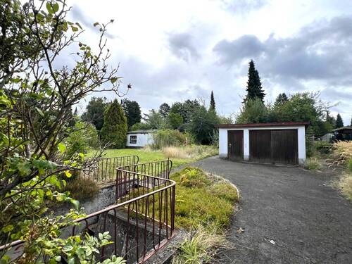Grundstück und Kellertreppe rechts - 5 Zimmer Doppelhaushälfte in Dortmund / Brackel
