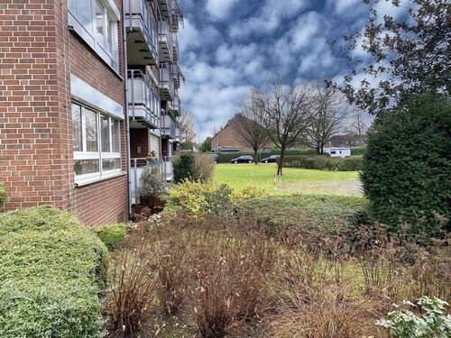 Seitenansicht des Hauses mit Grünanlage - 