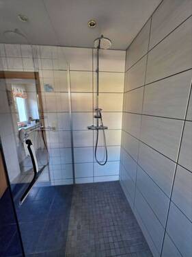Bad mit Dusche - 