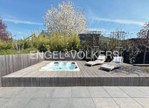 Wellnessbereich mit Whirlpool - 