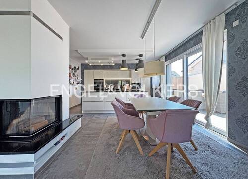 Essbereich mit Kamin und Blick in die Küche - 