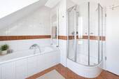 Badezimmer mit Dusche & Wanne - 