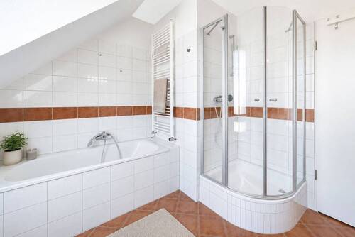Badezimmer mit Dusche & Wanne - 