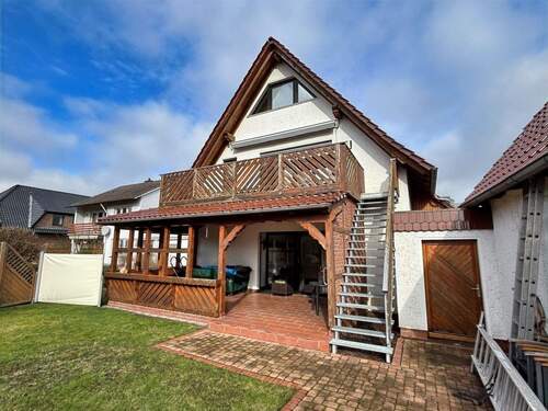 überdachte Terrasse, großer Balkon mit Treppe zum Garten - 