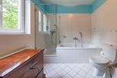 ... mit Wanne, Dusche und Fenster. - 